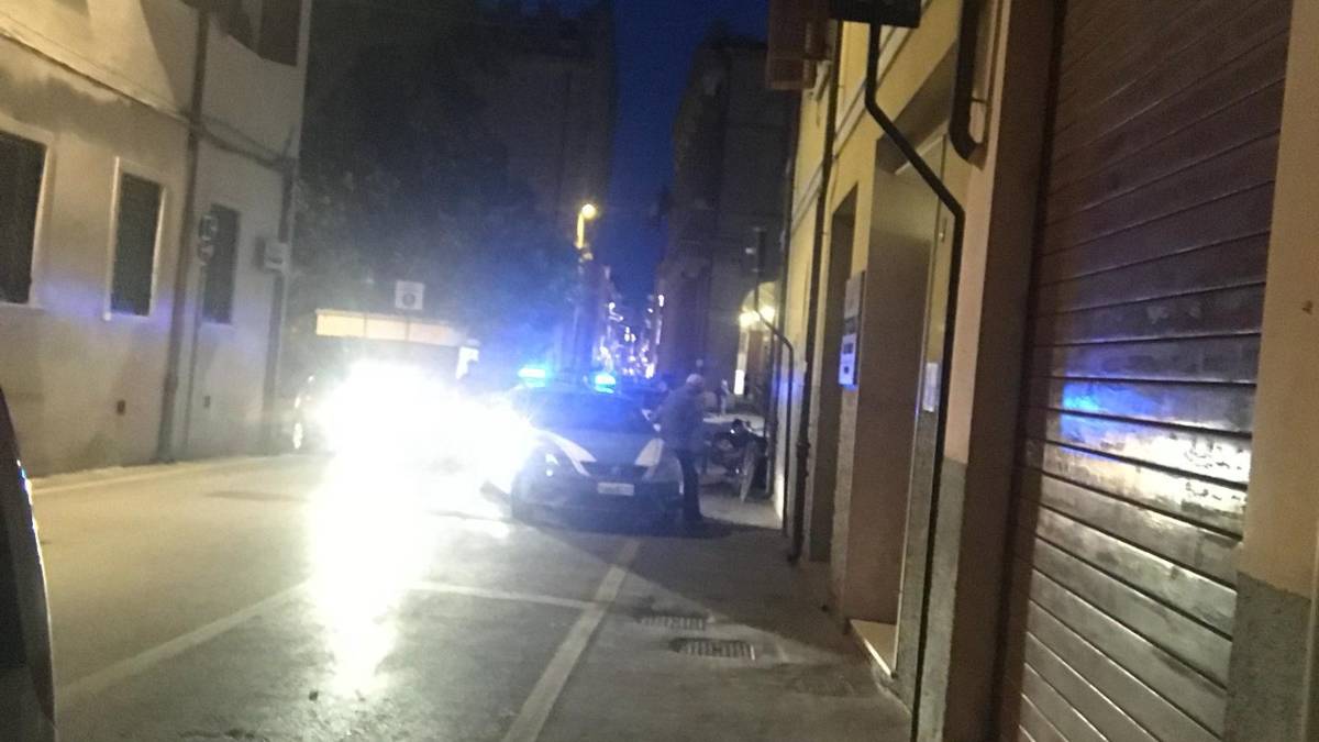 Non gli dà i soldi, lo prende a bottigliate. Arrestato a Rimini
