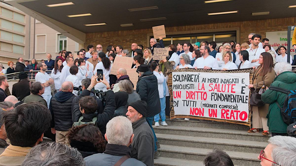 La manifestazione di solidarietà ai medici dei mesi scorsi a Ravenna (Fiorentini)