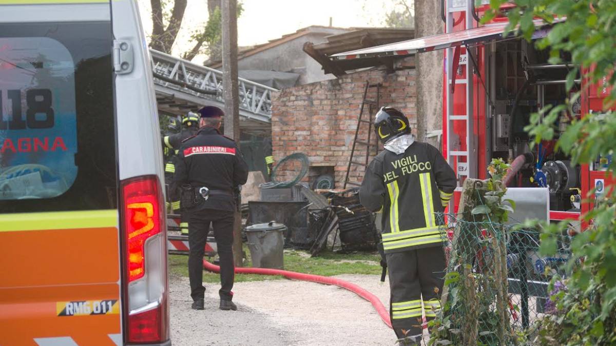 Russi, ripostiglio va in fiamme. Si alza colonna di fumo nero.