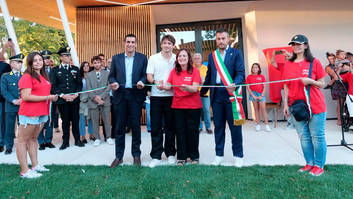 Il taglio del nastro del centro civico di Spazzate Sassatelli (foto mmph)