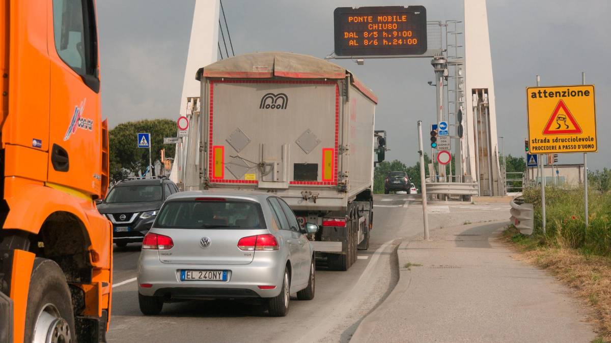 Ravenna. Ponte mobile, dai topi all’asfalto scivoloso: 16 anni di intoppi
