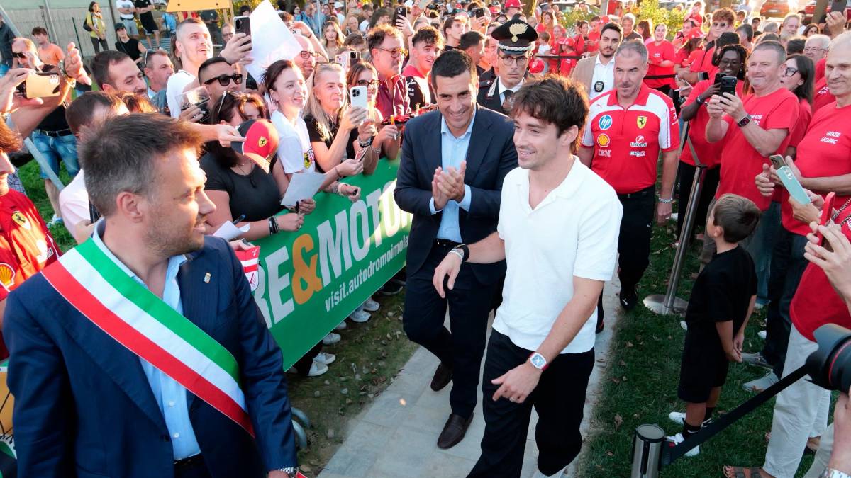 L’arrivo di Charles Leclerc, accolto dal sindaco Marco Panieri e dal presidente Michele De Pascale (foto mmph)