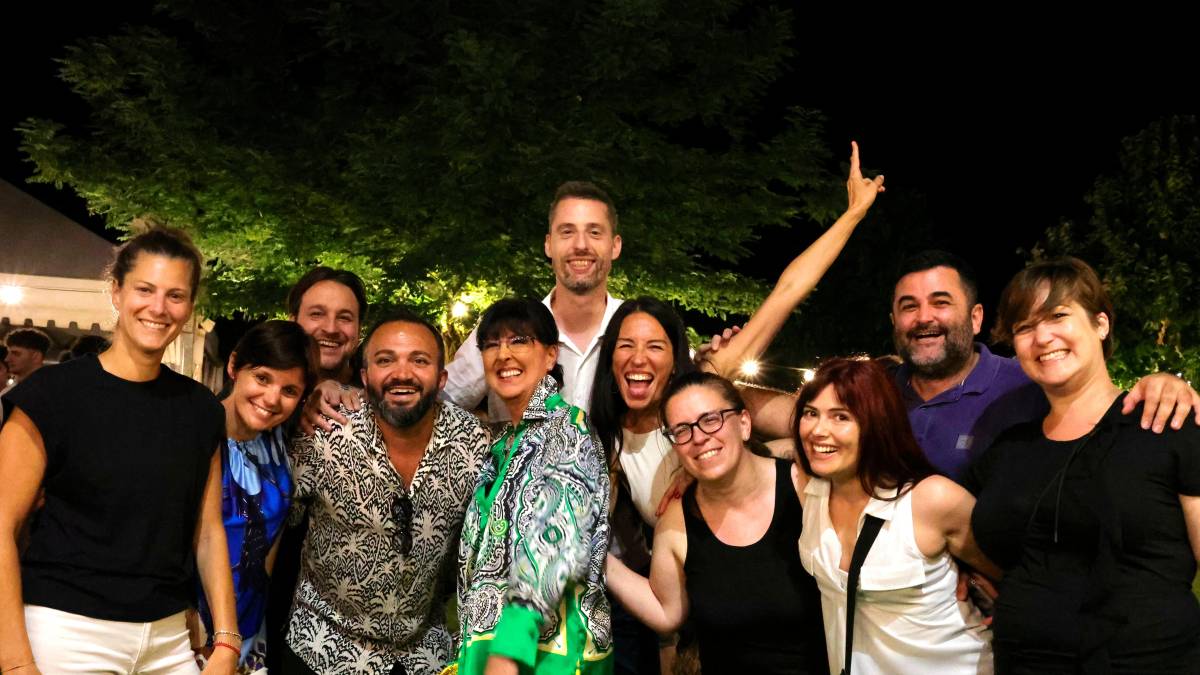 Ravenna, maxi-festa per la prof in pensione: si ritrovano 200 alunni