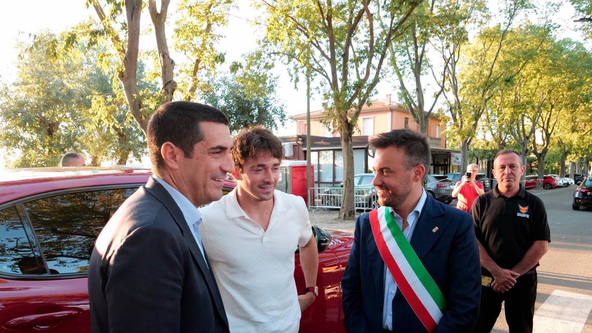 Imola, Leclerc a Spazzate Sassatelli e l’augurio di «rivedersi a fine anno»