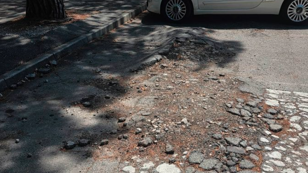 Una delle voragini di piazzale Giovanni XXIII