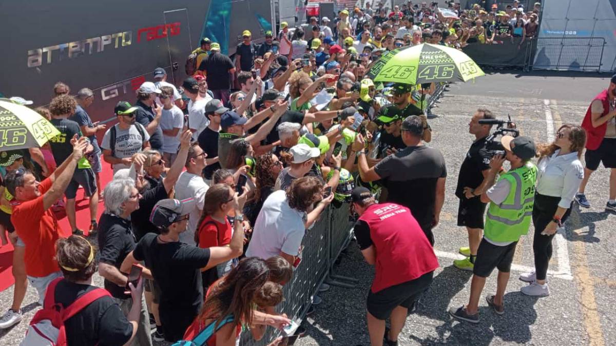 Automobilismo, Gt World Challenge: l'abbraccio dei tifosi a Valentino Rossi (video)