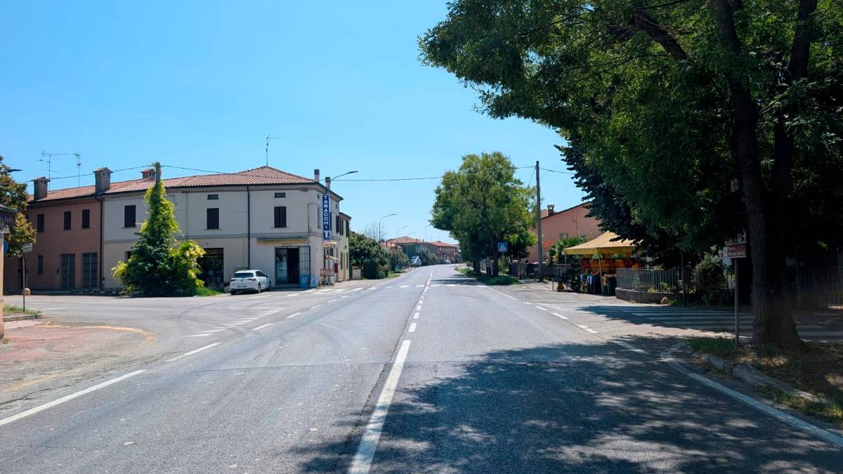 Via Bastia: sulla destra, il gazebo ortofrutticolo al centro dell’episodio dei giorni scorsi