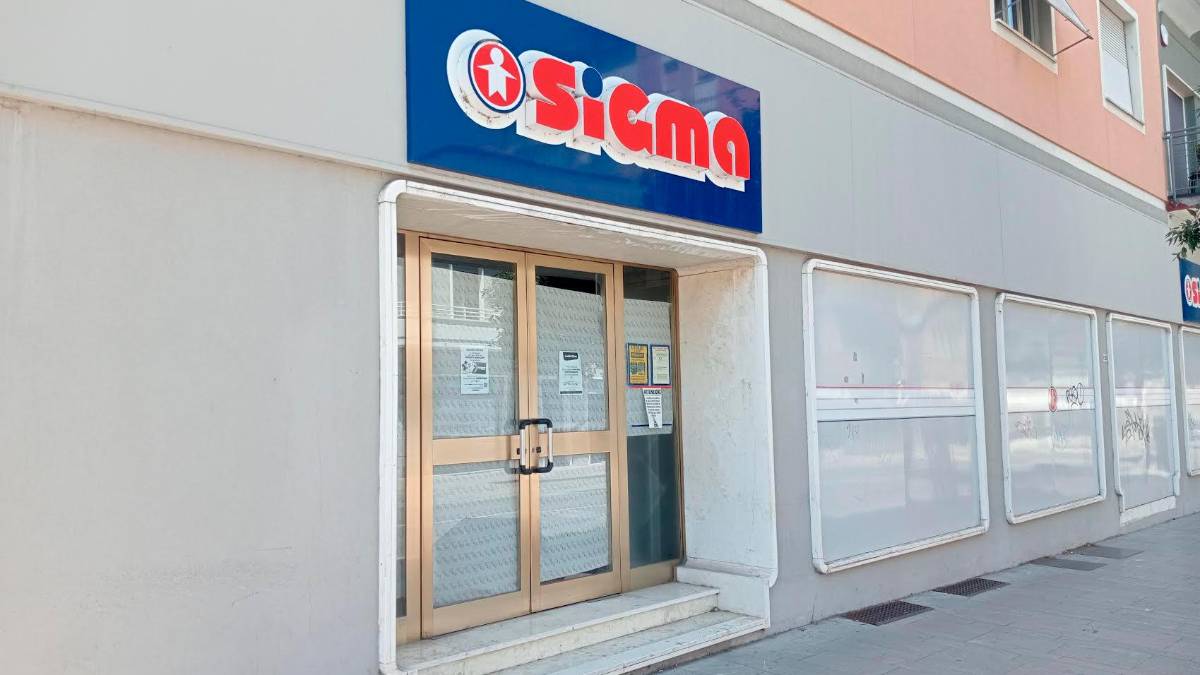 Il supermercato “Sigma” chiuso, tra le vie Battisti e Fratelli Rosselli