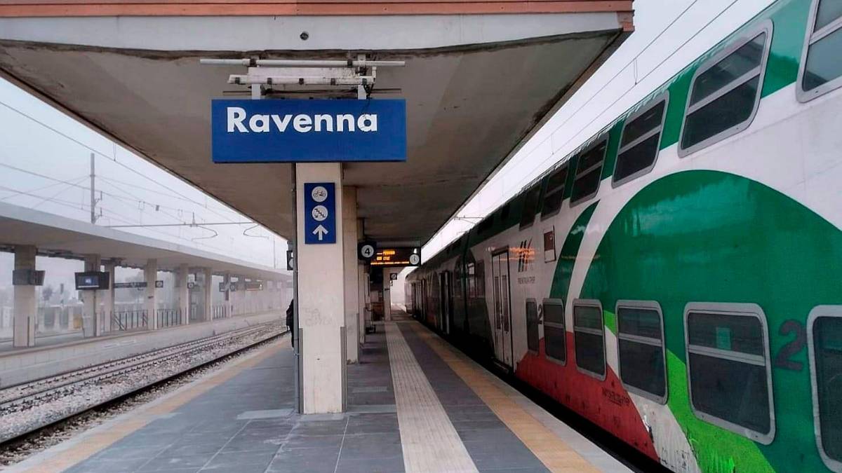 Treni, lavori sulla linea Ravenna-Rimini: per due week-end il viaggio si fa in bus