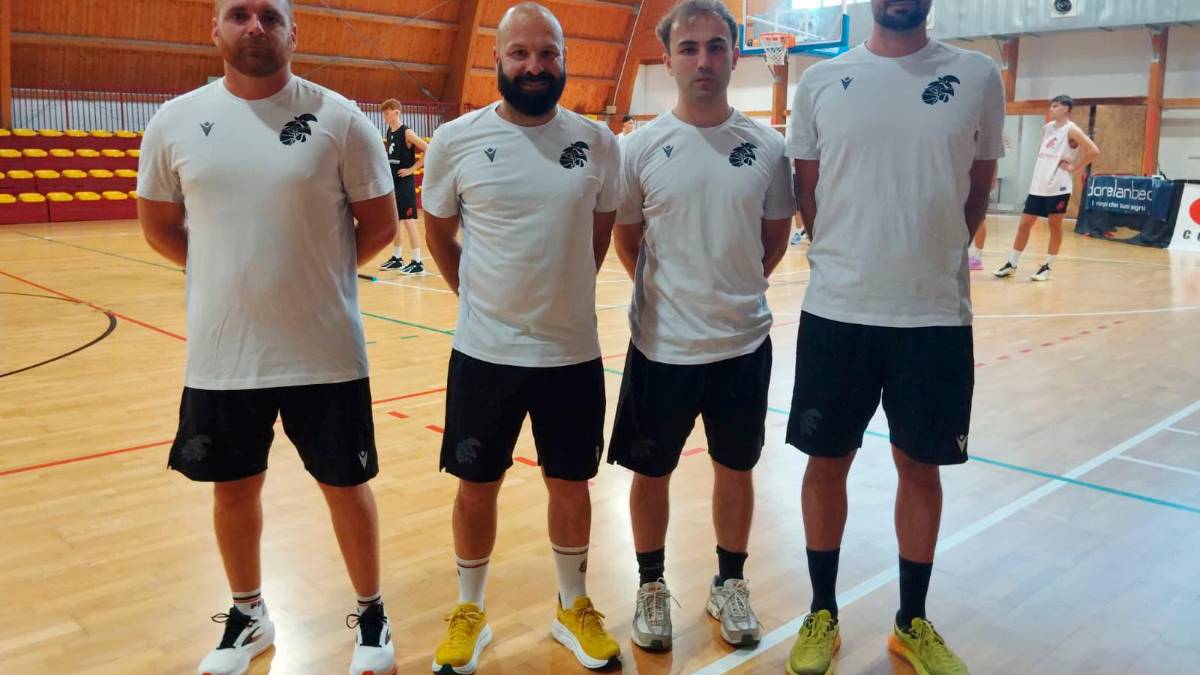 Lo staff dei Baskérs: da sinistra Samuele Pillastrini, Alessandro Tumidei, Giacomo Bruschi e il diesse Luca Polezzo