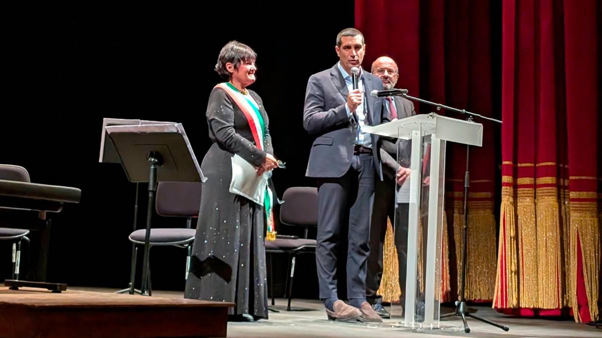 L’inaugurazione del teatro ieri sera, da sinistra: la sindaca Zannoni, il presidente De Pascale e il prefetto Ricciardi sul palco