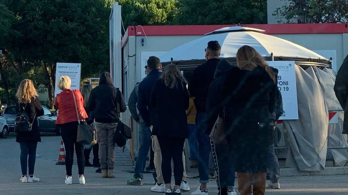 Rimini, in fila per il tampone nel primo giorno di green pass obbligatorio al lavoro