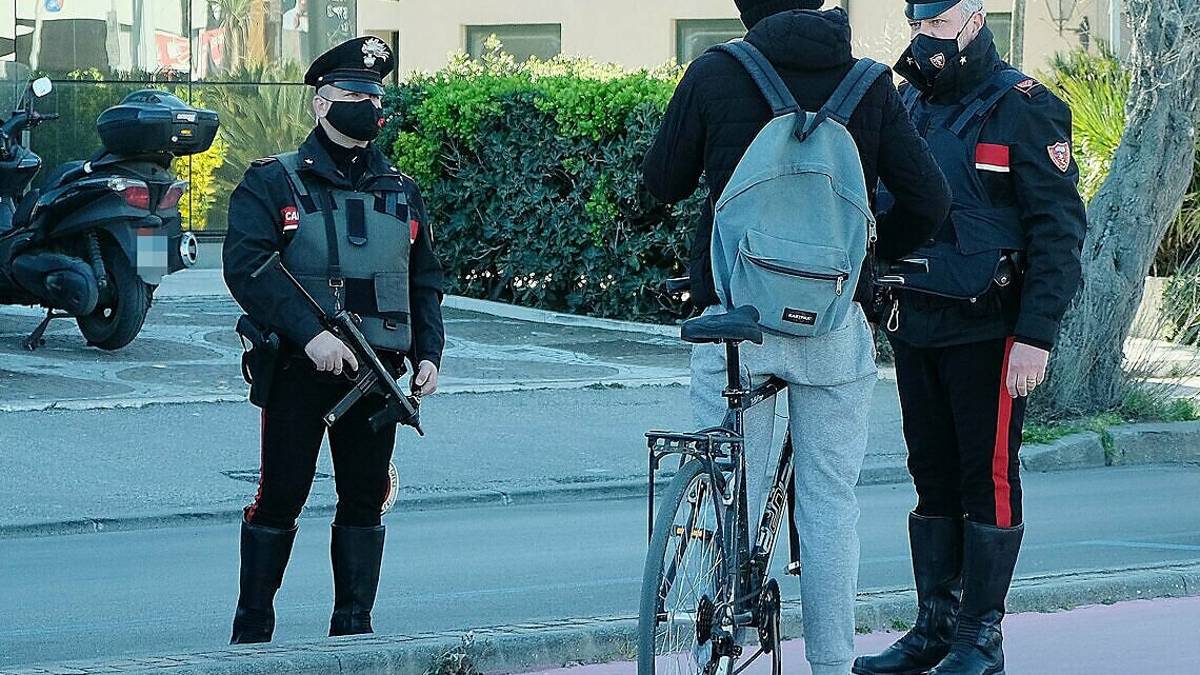 Ha il Covid e deve stare in casa: trovato al bar di Roncofreddo