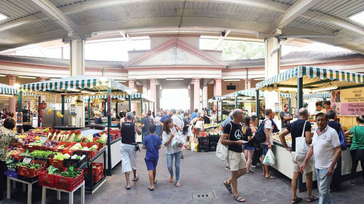 Birra, bollicine e sushi: riaprono i negozi chiusi al mercato coperto di Forlì