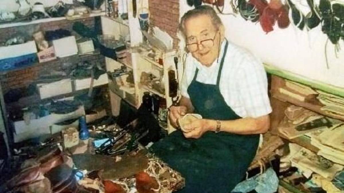 Addio a Tonino, l'ultimo calzolaio di Cervia