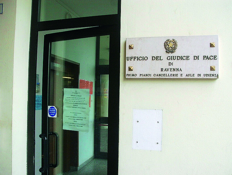 Ravenna, il cancelliere sospeso per la spesa rivuole il posto