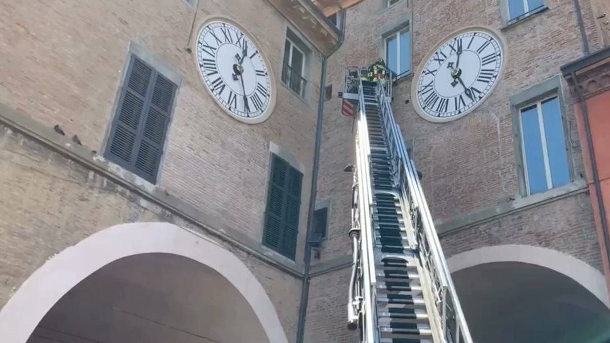 Imola. Cadono calcinacci dalla Torre dell'Orologio