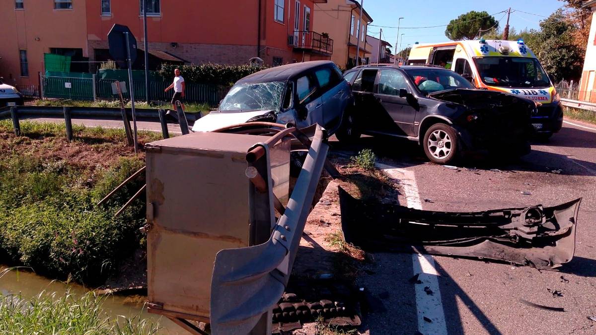 Ravenna, pauroso incidente all’incrocio, allenatore di calcio all’ospedale in elicottero - Gallery