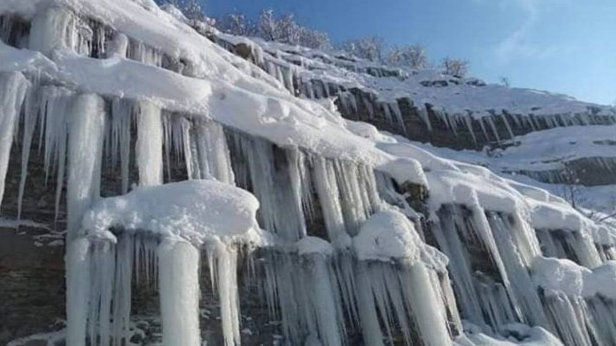 Stalattiti di ghiaccio al passo dei Mandrioli