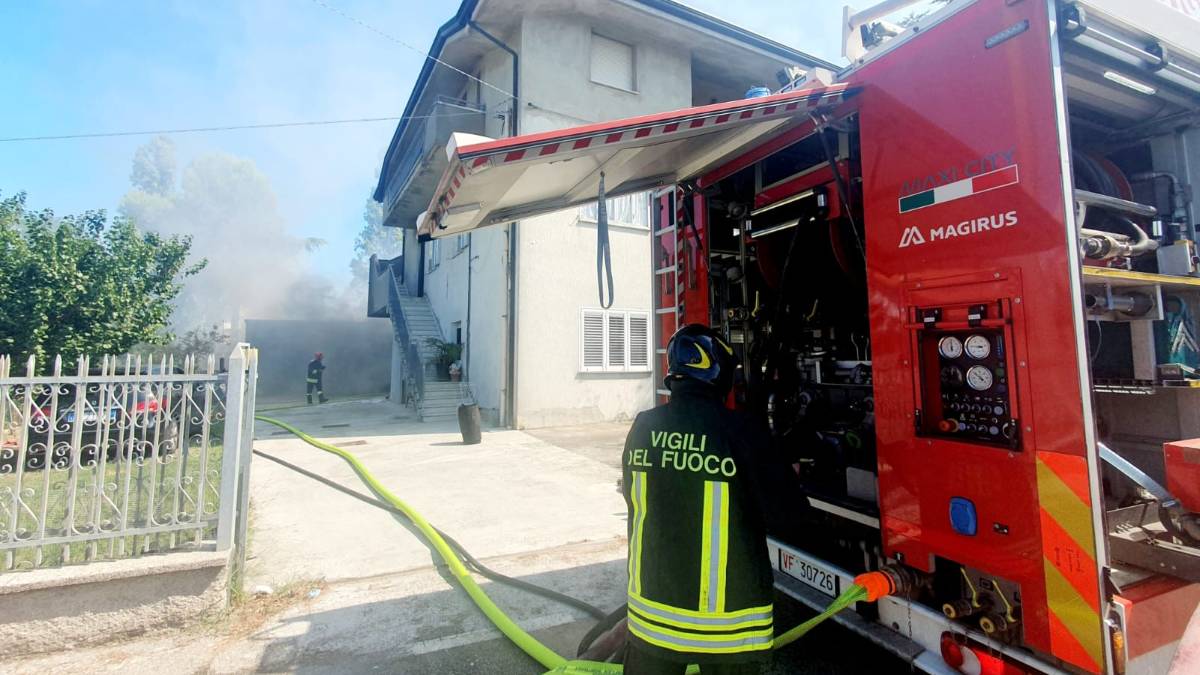 Riccione. Scatena un incendio mentre fa la conserva: esplode una bombola di gas, distrutti box auto
