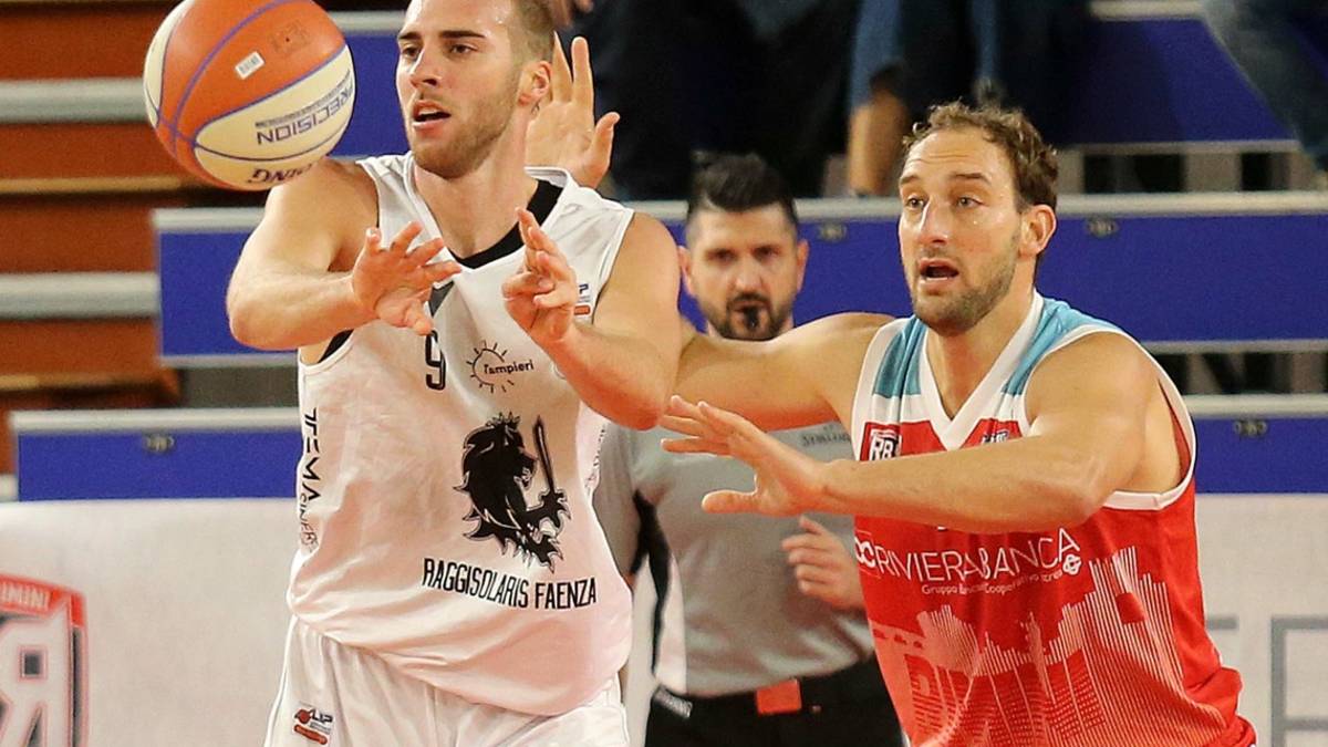 Basket B, salta per Covid il derby tra Faenza e Rimini