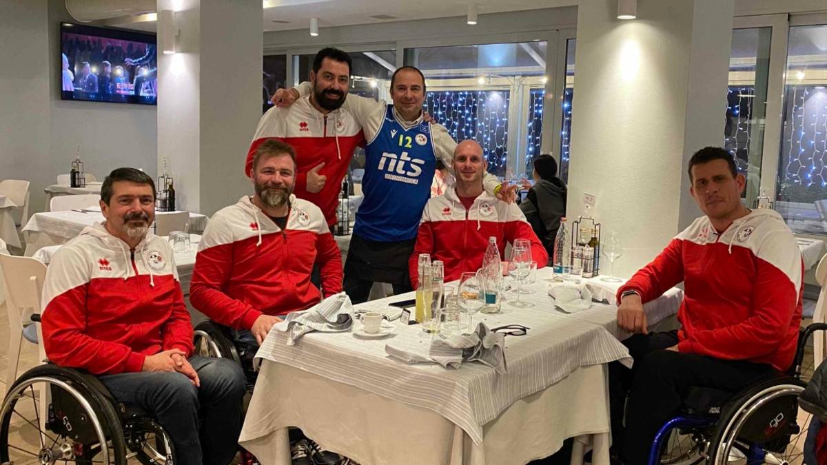 Rimini, il ristoratore e gli atleti del basket in carrozzina: Se avessimo tutti la loro energia, il mondo sarebbe migliore