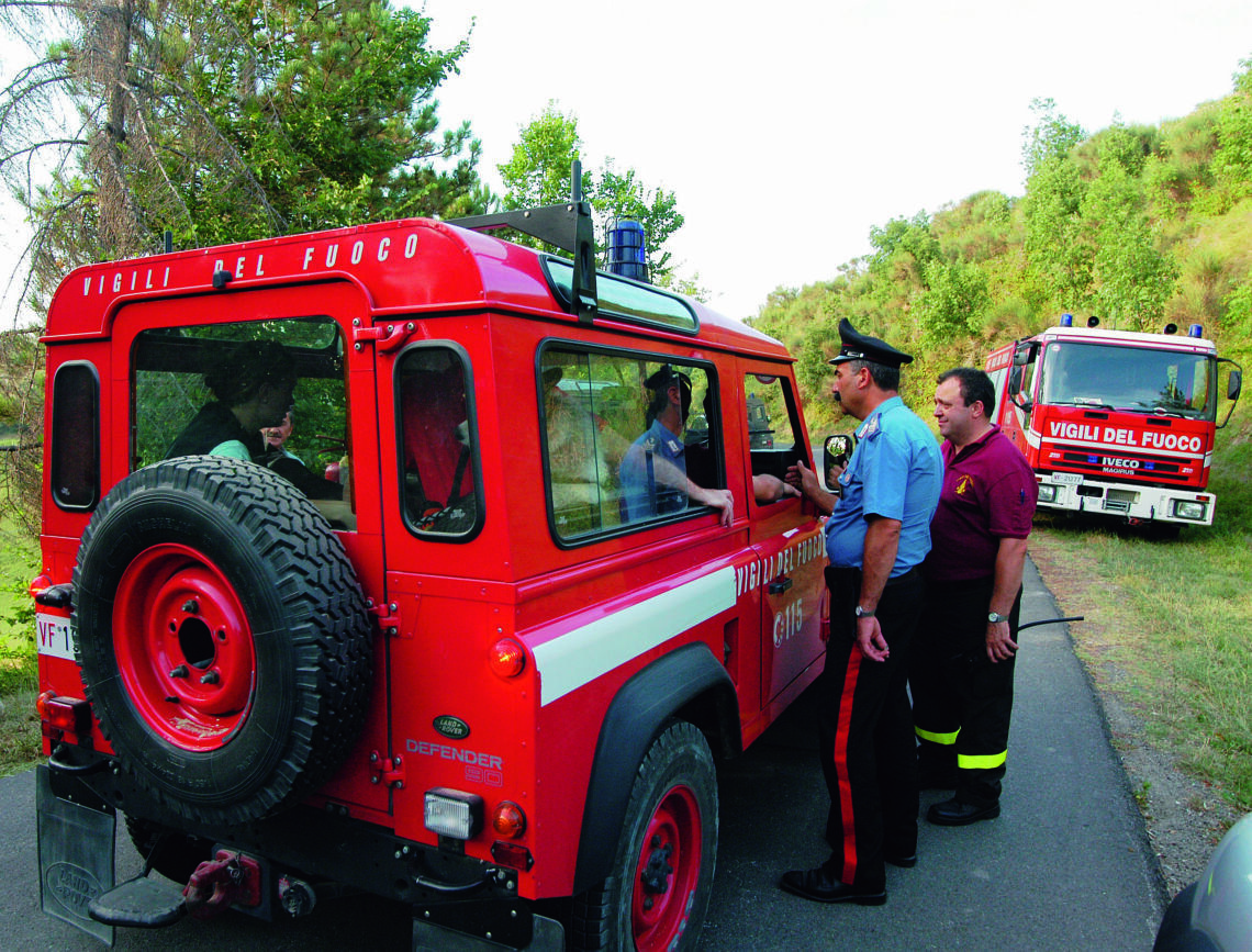 Bagno di Romagna, auto in una scarpata al Passo dei Mandrioli