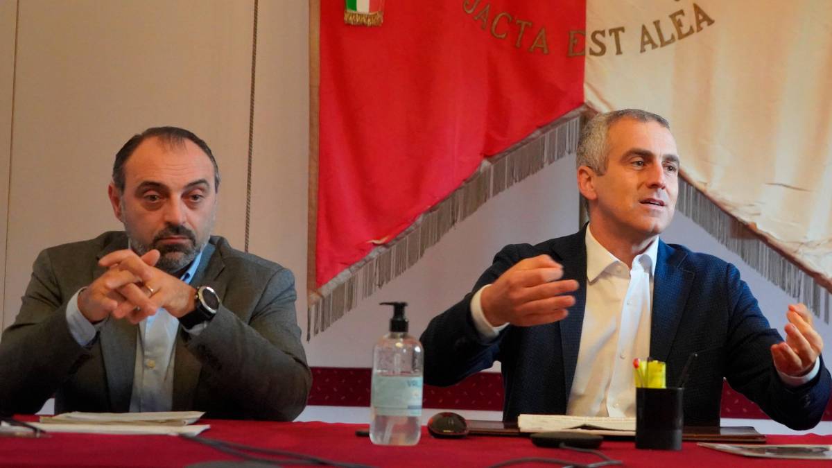 L’assessore alle attività economiche Juri Magrini e il sindaco Jamil Sadegholvaad