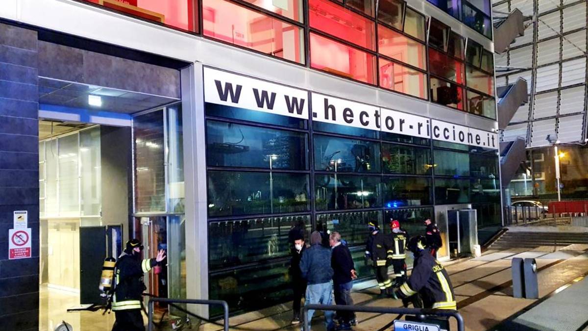Riccione, allarme antincendio in una boutique