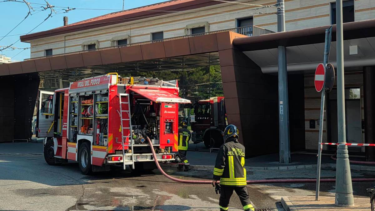 Riccione, incendio sopra la stazione ferroviaria VIDEOGALLERY