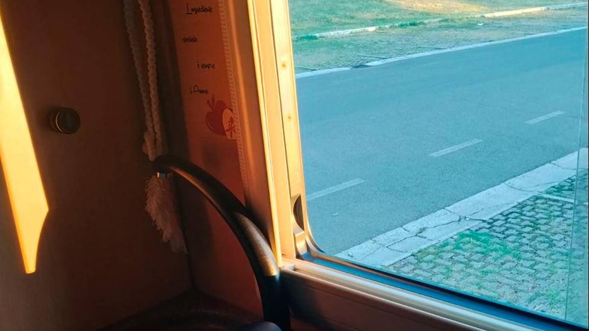 Il finestrino del camper spaccato dai ladri