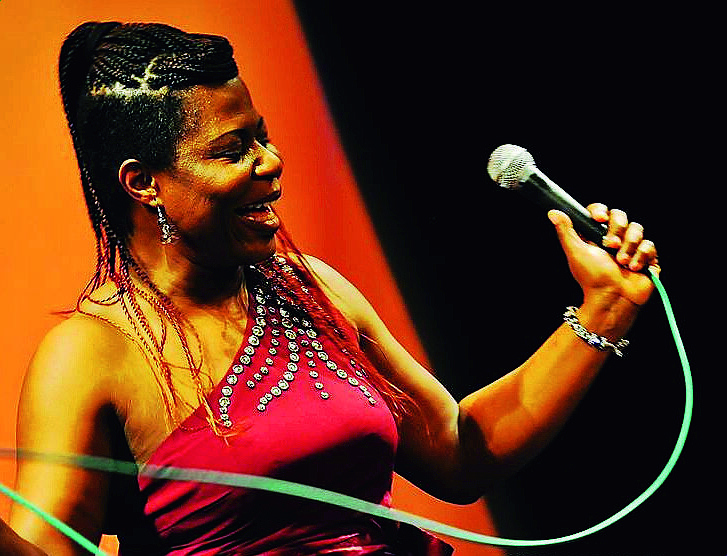 Modigliana, Emma Morton stasera a Strade blu. Sabato Mia Nkem Favour