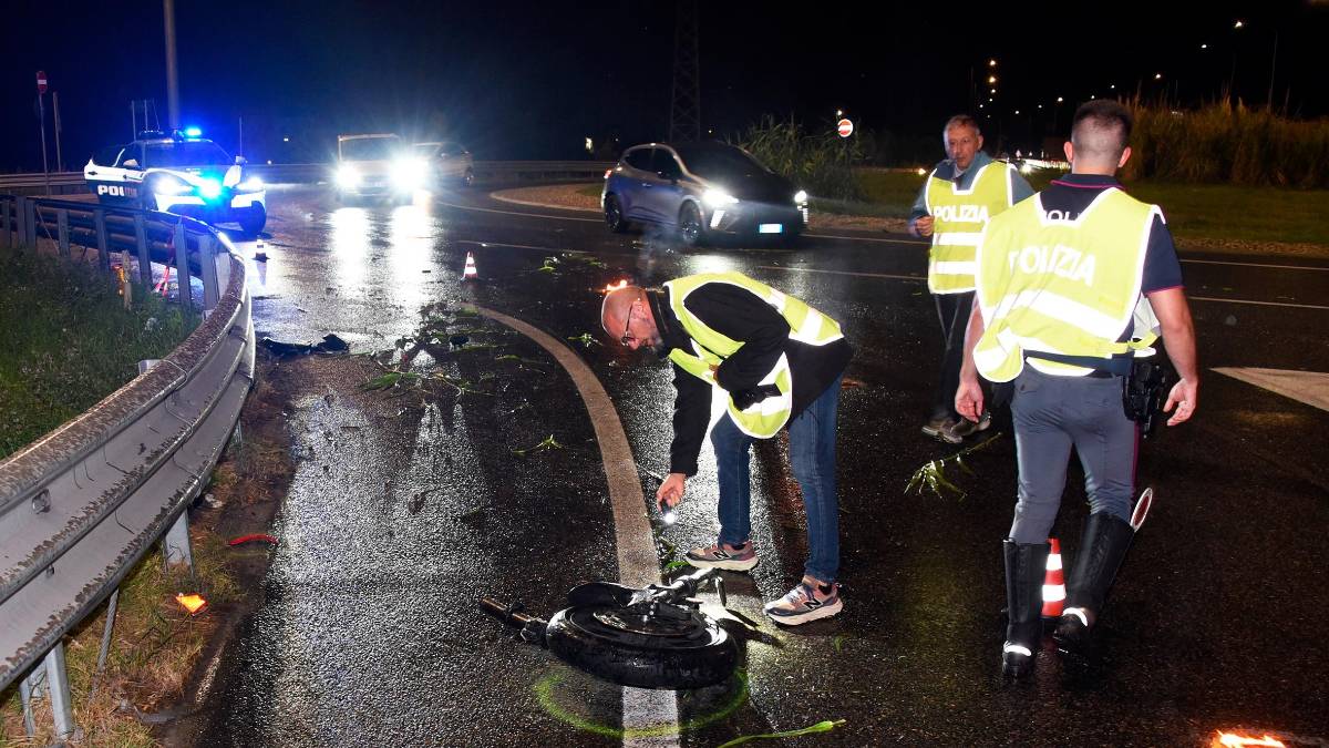 Rimini, incidente mortale: perde la vita in moto sulla rotatoria dell’Adriatica VIDEO