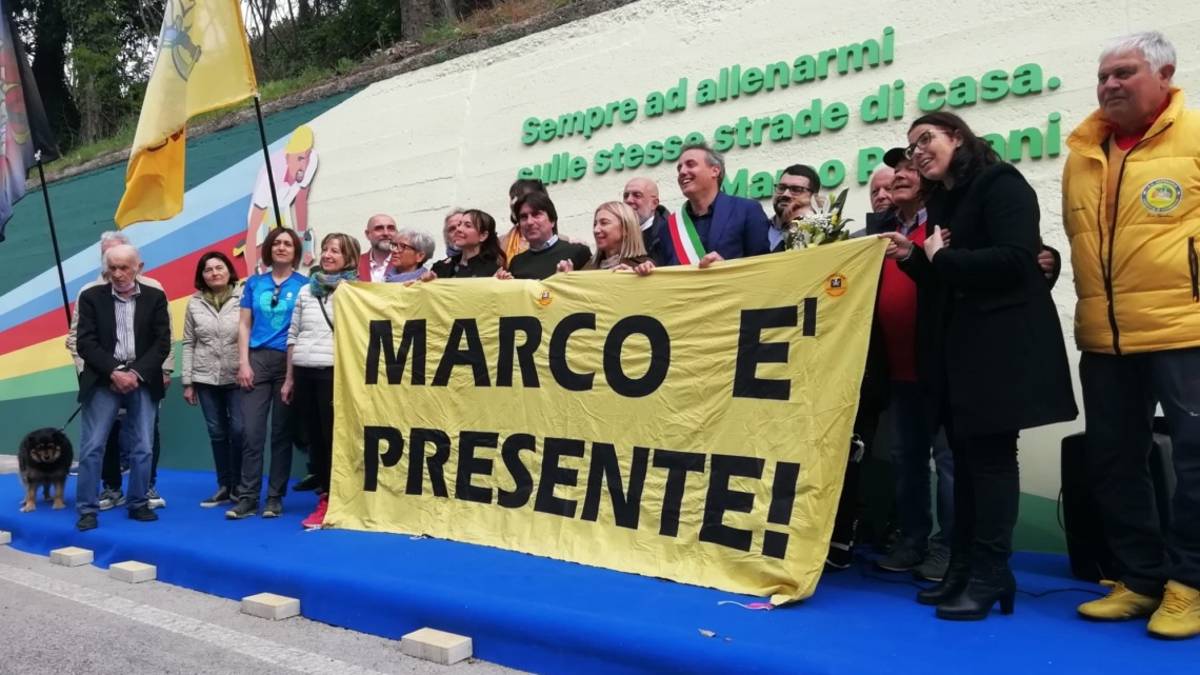 A Gabicce Mare inaugurata la Curva Pantani: 500 euro alla Fondazione intitolata al Pirata