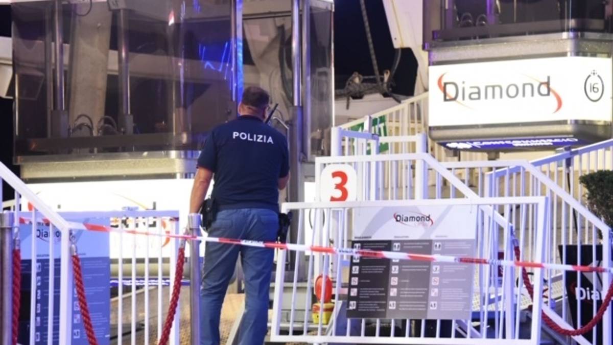 Sale sulla ruota panoramica di Rimini, si spoglia e si butta nel vuoto