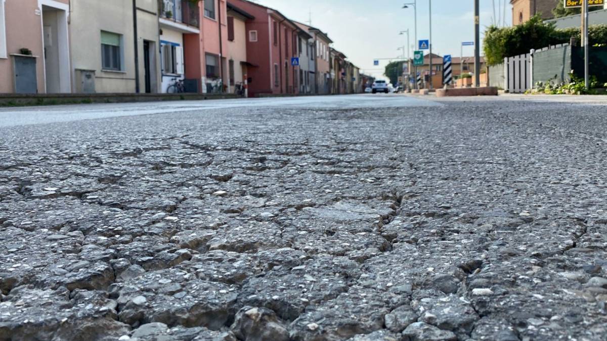 Cesena, la strada per Cesenatico è piena di buche: «Schegge come proiettili verso le case»