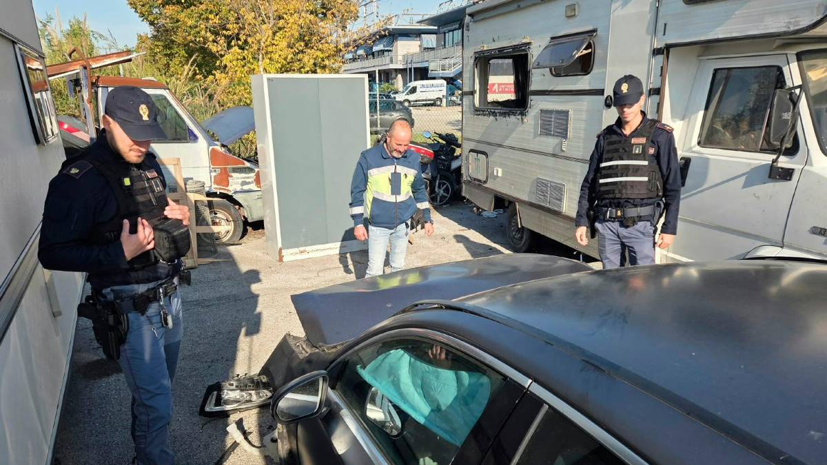 Rimini, folle inseguimento nella notte: si schianta contro l’ufficio postale VIDEO GALLERY