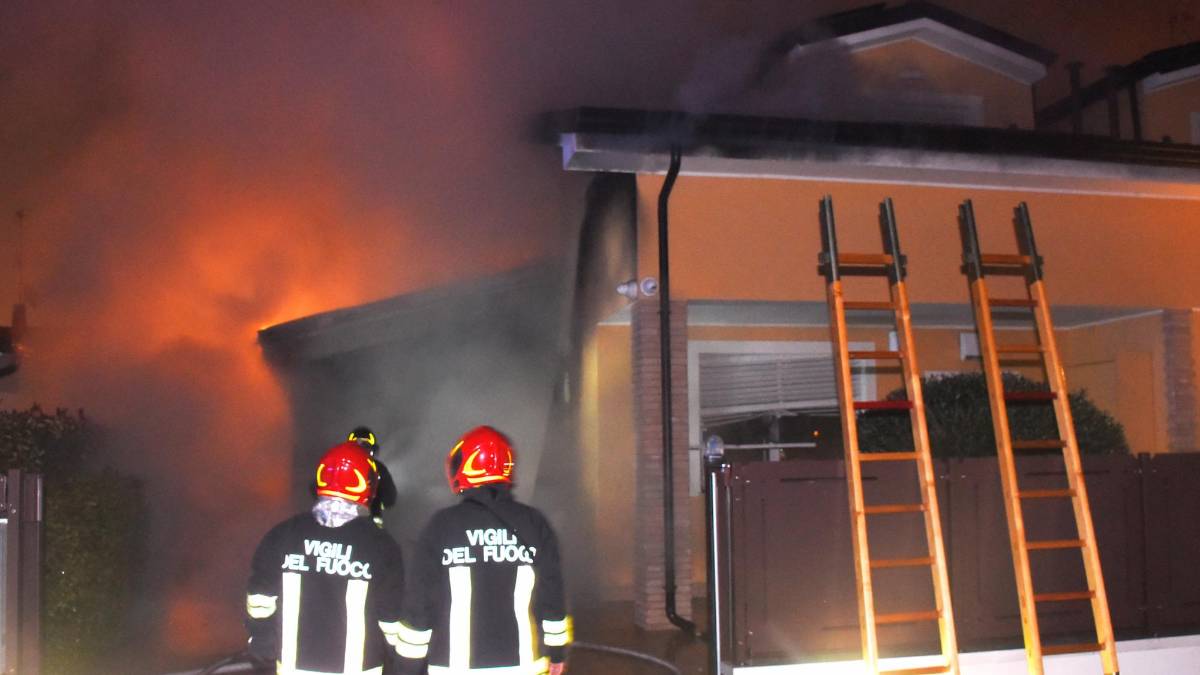 La casa rischia di bruciare ma il proprietario impedisce ai vigili del fuoco di entrare