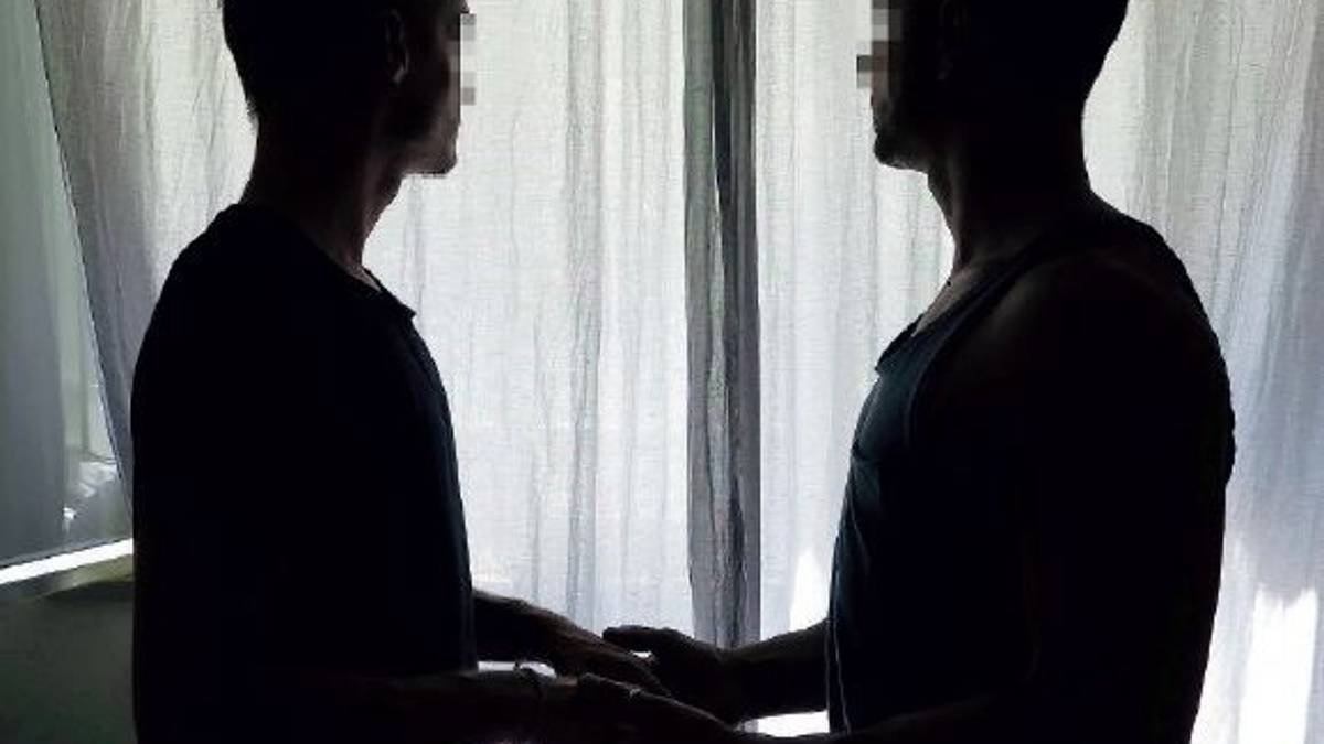 Spia i vicini gay e li perseguita: anziano denunciato a Rimini