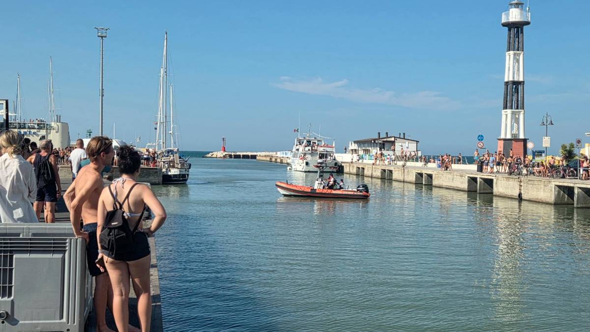 Cattolica. Con la moglie in auto si butta nel porto: salvati dai passanti poi lui si dà alla fuga