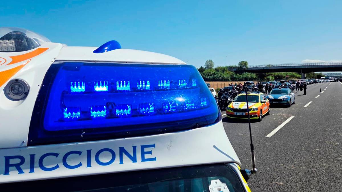 Riccione, tragico tamponamento in A14: muore un motociclista, gravissima la passeggera