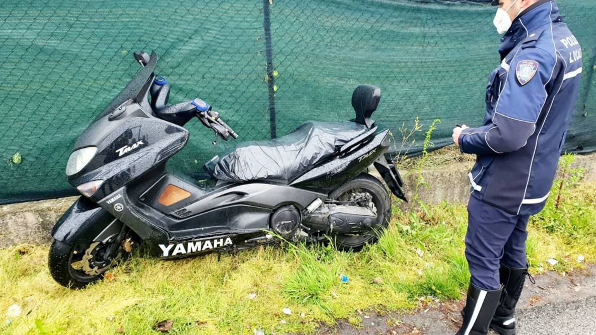 Cerasolo, perde il controllo dello scooter e finisce contro una recinzione
