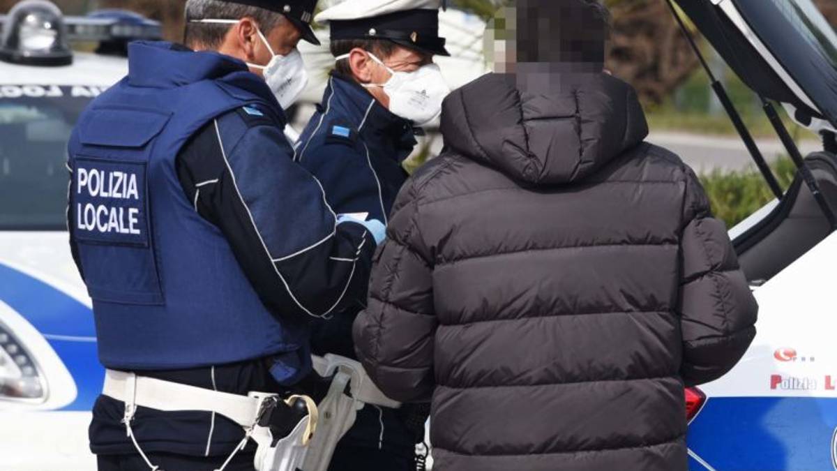Droga a ragazzini a casa e vicino a scuola, due arresti a Rimini
