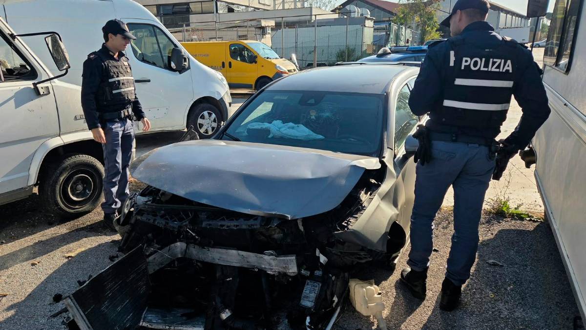 Rimini, folle inseguimento nella notte: si schianta contro l’ufficio postale VIDEO GALLERY
