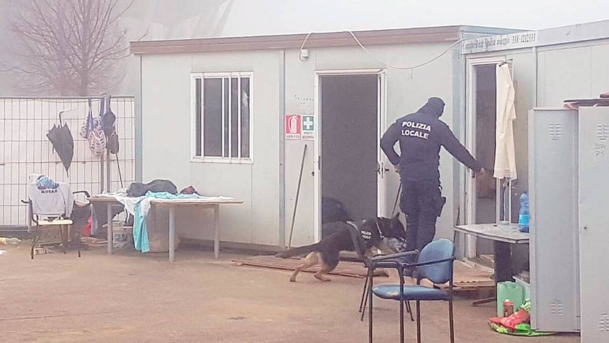 Rimini. La polizia sgombra il cantiere: via i prefabbricati, ripulita l’area