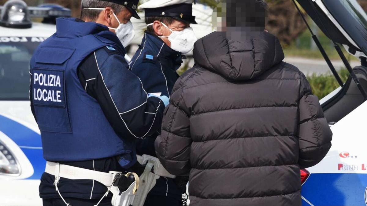 Ravenna, ubriaco provoca due incidenti e tenta di disarmare agente