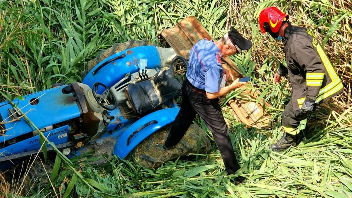 Coriano: trattore si rovescia, muore schiacciato