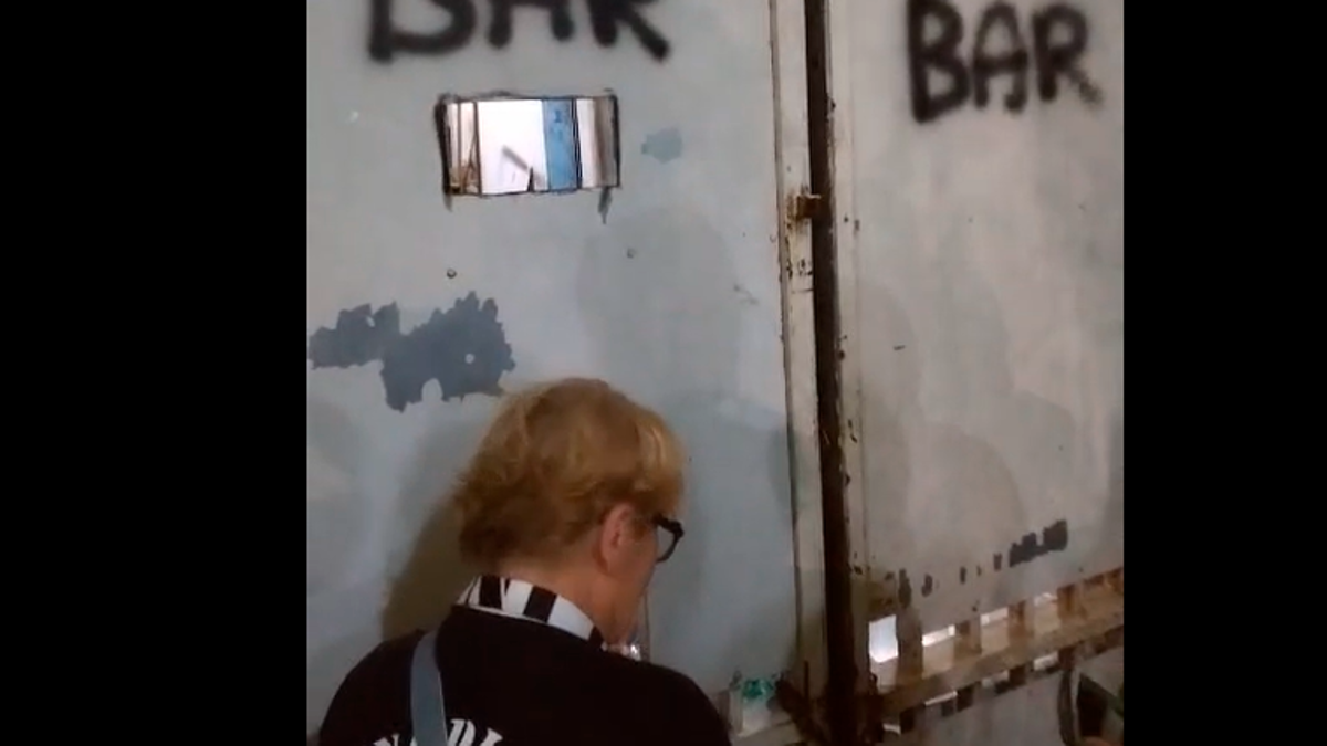“Ordini da sotto, ritiri da sopra”: il bar del settore ospiti di Juve Stabia-Cesena VIDEO