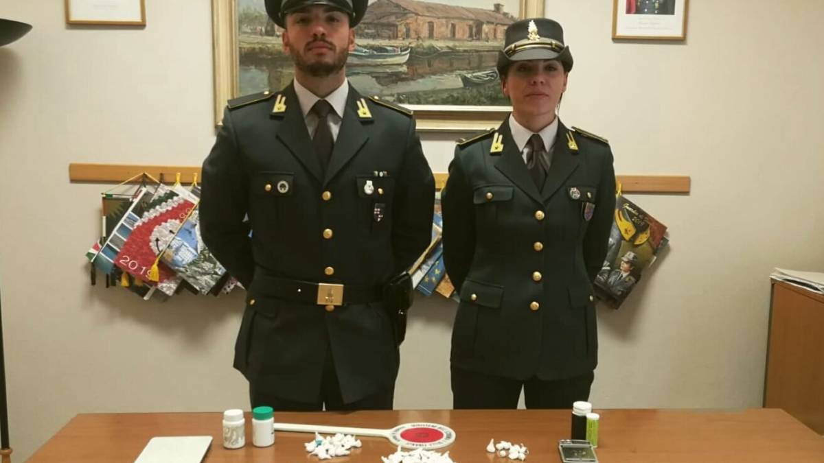 Cervia, nasconde la coca vicino ai binari. Arrestato dalla Finanza