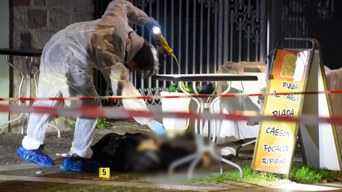 Il 23enne a terra dopo essere stato colpito dai proiettili